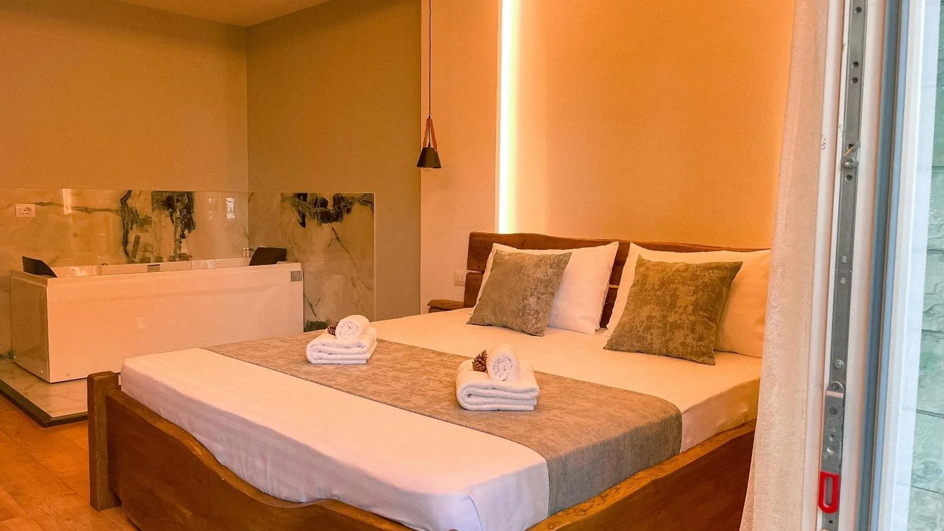 Vila Alpini Razëm Hotell